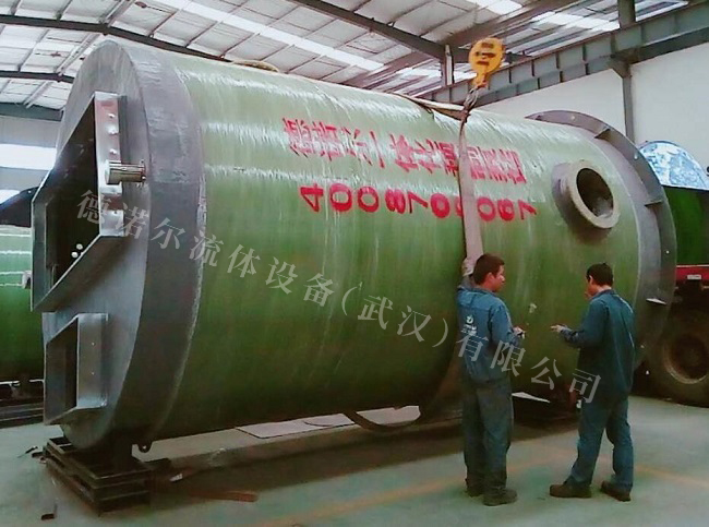 工人操作機(jī)械